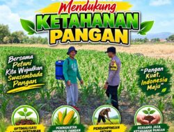 Dukung Ketahanan Pangan Bhabinkamtibmas Polsek Senori Polresta Tuban Bantu Pemupukan Tanaman Jagung Milik Petani Desa Wanglukulon