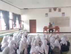 Sambangi SMP Negeri 1 Monta, Personel Polsek Monta Sosialisasi Penerimaan Siswa Baru SMA Kemala Bhayangkara