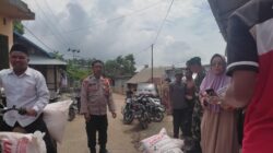 Monitoring Pembagian Pupuk, Bhabinkamtibmas Polsek Donggo Sampaikan Himbauan Kamtibmas