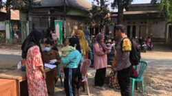 Bhabinkamtibmas Polsek Woha Pantau Pelaksanaan Imunisasi di Desa Binaannya
