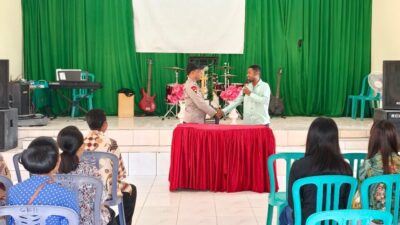 Minggu Kasih, Bhabinkamtibmas Polsek Donggo Ajak Jemaat Gereja Protestan Kemah Injil Bukit Sion Sangari jaga Kerukunan