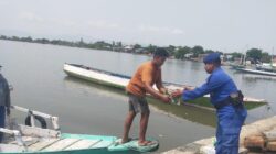 Pastikan Jalur Laut dan Imbau Warga Pesisir Satpolair Polres Bima Kabupaten Hadir Melalui Patroli Perairan      Warga di minta untuk waspada akan cuaca ekstrim, gelombang tinggi, dan angin kencang di perairan. Selalu memonitor dan mengikuti petunjuk BMKG sebelum berlayar.    Himbauan itu disampaikan oleh Personel Satpolairud Polres Bima Kabupaten Polda NTB saat melakukan patroli perairan dan sambang warga pesisir pada Minggu (25/10/26).    Petugas patroli yang melibatkan dua orang personel itu juga mengajak pemilik bot dan masyarakat pesisir di Dermaga tradisional Punti Desa Bajo Kecamatan Soromandi bersama menjaga dan memelihara keamanan serta ketertiban.    Patroli perairan di perairan teluk Bima difokuskan kepada nahkoda kapal dan ABK bersandar di seputaran perairan teluk Bima.     Tujuannya untuk mencegah adanya penyelundupan barang terlarang dan penggunaan bahan peledak yang dapat merusak habitat laut.   Hal itu dikemukakan oleh Kapolres Bima AKBP Muhammad Anton Bhayangkara Gaisar S.I.K.M.H., melalui Kasi Humas AKP Adib Widayaka.   “Ini kami lakukan untuk memastikan Perairan teluk Bima tetap dalam keadaan aman”. Tegasnya.   Patroli yang dikendalikan oleh Kasatnya Iptu Dedi Rizaldi itu berjalan dengan lancar dan aman.