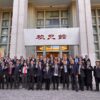 Intip Strategi Energi Terbarukan Tiongkok, Delegasi PKN I Angkatan 69 Dorong 6 Langkah untuk RI   BEIJING — Delegasi Pelatihan Kepemimpinan Nasional (PKN) Tingkat I Angkatan 69, mengkaji strategi penguatan energi terbarukan di Tiongkok. Studi pada 26–30 Oktober 2026 ini menghasilkan enam rekomendasi untuk mempercepat transisi energi di Indonesia, mulai dari penguatan jaringan listrik hingga kepastian investasi.  Dipimpin Kepala Lembaga Administrasi Negara (LAN) RI Muhammad Taufiq, delegasi berdiskusi dengan China National Academy of Governance (CNAG) dan National Energy Administration (NEA), serta mengunjungi pembangkit listrik tenaga surya (PLTS) Yanqing di kawasan Longqingxia, Beijing.  Kepala LAN Muhammad Taufiq menegaskan pentingnya kepemimpinan adaptif dan kolaborasi lintas sektor, dalam menghadapi tantangan transisi energi.  “Pengalaman Tiongkok dalam tata kelola publik, pemanfaatan energi baru terbarukan, teknologi PLTS, serta integrasi jaringan energi menjadi pembelajaran berharga bagi delegasi kami,” ujar Taufiq, Selasa (27/10/2026).  Sementara Ketua Angkatan PKN I/69 I Dewa Nyoman Agung Dharma Wijaya mengatakan, pengembangan energi bersih membutuhkan perencanaan terpadu, kesiapan jaringan, dan teknologi penyimpanan energi.  “Kunjungan ke PLTS Longqingxia memberikan pembelajaran tentang tata kelola pembangkit energi bersih. Kami juga mendalami pengembangan sistem kelistrikan Tiongkok yang mengandalkan energi surya dan angin, didukung penguatan jaringan serta penyimpanan energi,” jelasnya.  Menurutnya, pembelajaran tersebut relevan dengan RUPTL PLN 2025–2034 yang menargetkan tambahan kapasitas pembangkit dan penyimpanan energi sebesar 69,5 gigawatt (GW). Dari jumlah tersebut, 42,6 GW dialokasikan untuk energi baru terbarukan (EBT), termasuk 17,1 GW tenaga surya.  Sekretaris Angkatan PKN I/69, Mohammad Averrouce, menekankan pentingnya kepastian investasi, pengembangan industri nasional, dan peningkatan kompetensi tenaga kerja.  “Kesiapan jaringan transmisi dan kepastian pembiayaan menjadi kunci. Penguatan Tingkat Komponen Dalam Negeri (TKDN) juga perlu berjalan bersama alih teknologi dan pengembangan tenaga kerja agar transisi energi membuka lebih banyak lapangan kerja hijau,” ungkapnya.  Dari studi ke Tiongkok tersebut, delegasi merumuskan enam rekomendasi utama, yakni menyelaraskan pembangunan pembangkit dan jaringan listrik, mempercepat pengembangan sistem penyimpanan energi baterai (BESS), memperkuat kepastian investasi, menyederhanakan koordinasi perizinan dan pemanfaatan lahan, mengembangkan industri nasional, serta memperluas digitalisasi dan pemanfaatan kecerdasan artifisial.  Seluruh rekomendasi akan dituangkan dalam policy brief dan Matriks Adaptasi Kebijakan, sebagai masukan bagi kementerian, lembaga, serta pemerintah daerah.  Hasil studi itu juga diharapkan mempercepat pengembangan energi terbarukan, memperkuat keandalan pasokan listrik, meningkatkan daya saing industri, serta memperluas lapangan kerja hijau di Indonesia.