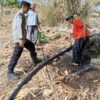 Bhabinkamtibmas Polres Bima Gotong Royong Sambungkan Pipa Air Bersih di Desa Doridungga